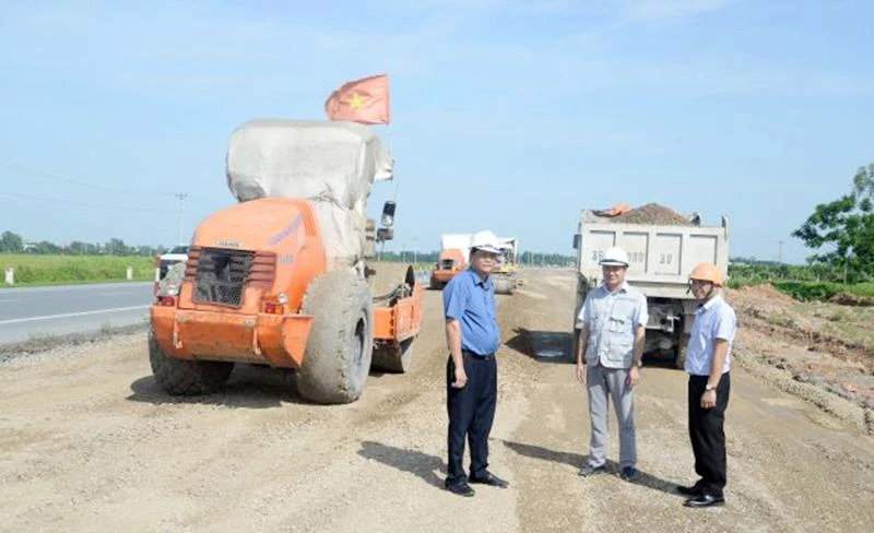 Đẩy nhanh tiến độ thi công giai đoạn II tuyến đường nối giữa đường cao tốc Hà Nội-Hải Phòng với đường cao tốc Cầu Giẽ-Ninh Bình trên địa bàn tỉnh Hưng Yên.
