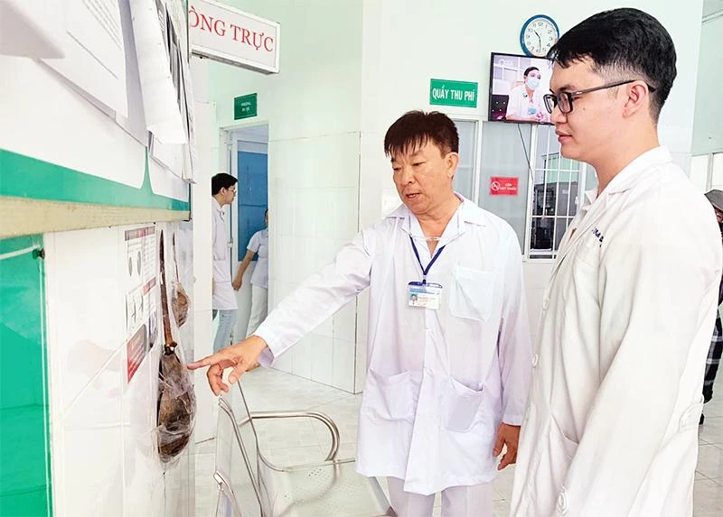 Bác sĩ Luân Thanh Trường giới thiệu trạm y tế với các bác sĩ trẻ luân phiên có thời gian mới đến xã đảo Thạnh An.