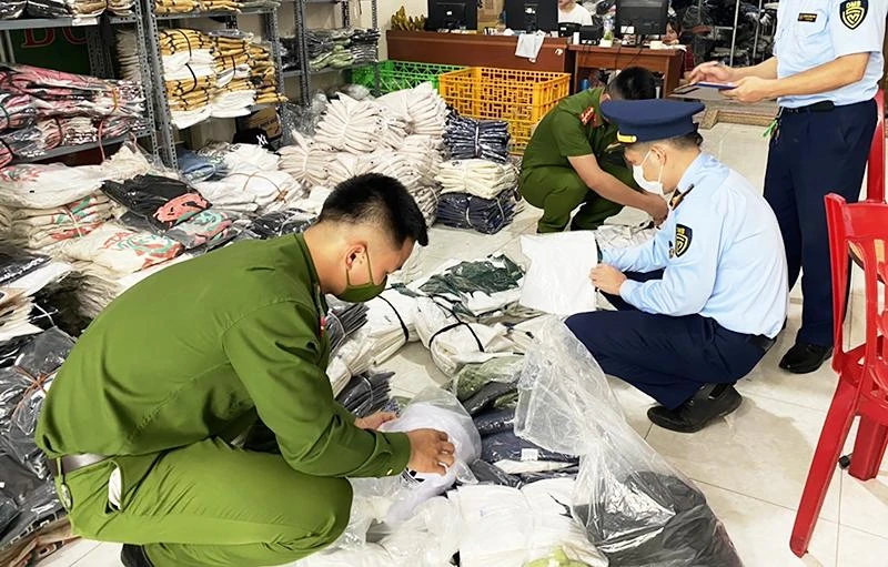 Đội Quản lý thị trường số 4 (Lạng Sơn) kiểm tra hộ kinh doanh vi phạm qua kinh doanh thương mại điện tử. (Ảnh MINH PHƯƠNG)
