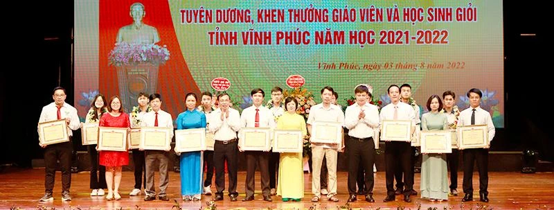 Sở Giáo dục và Đào tạo tỉnh Vĩnh Phúc tuyên dương, khen thưởng giáo viên và học sinh giỏi tỉnh Vĩnh Phúc năm 2021-2022.