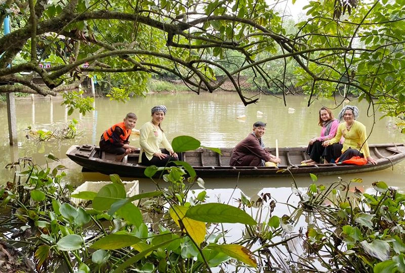 Khách du lịch tại cù lao Mây (Vĩnh Long). (Ảnh LAN ANH)