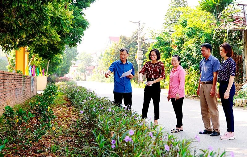 Ban công tác mặt trận thôn Hữu Thủ 2, xã Kim Long, huyện Tam Dương tuyên truyền, vận động nhân dân xây dựng cảnh quan môi trường sáng-xanh-sạch-đẹp. (Ảnh KIM LY)