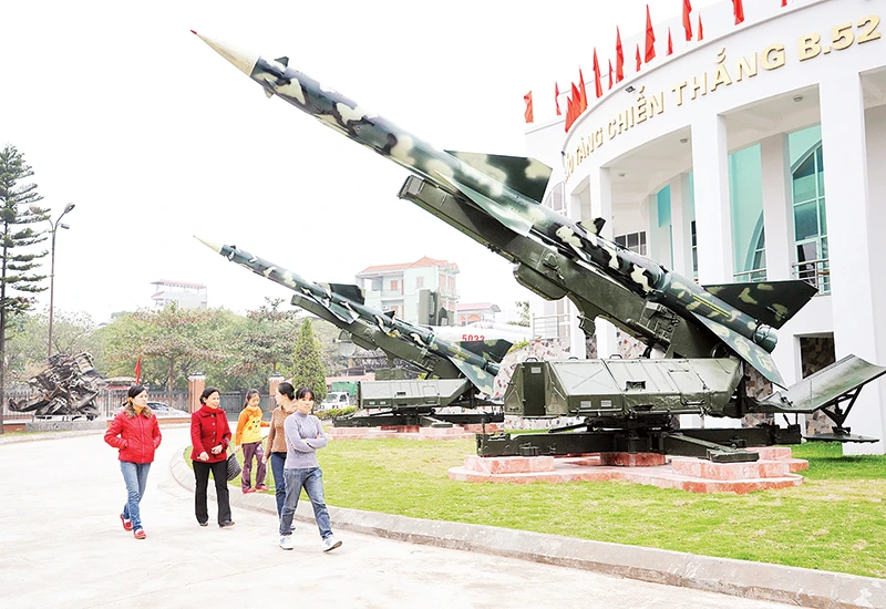 Khách tham quan Bảo tàng chiến thắng B-52 (TP Hà Nội). Ảnh | TRẦN HẢI