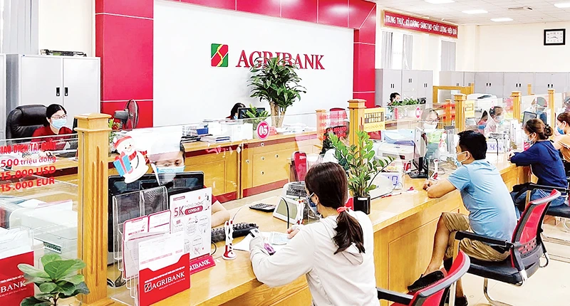Các ngân hàng đồng loạt giảm lãi suất cho vay dịp cuối năm.
