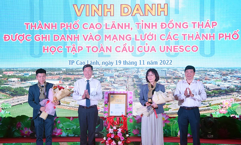 Bà Miki Nozawa, Trưởng Ban Giáo dục Văn phòng UNESCO tại Hà Nội trao chứng nhận cho thành phố Cao Lãnh và nhận biểu trưng, hoa do tỉnh Đồng Tháp trao tặng.