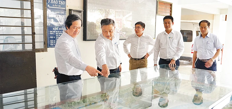 Bộ trưởng Giáo dục và Đào tạo Nguyễn Kim Sơn tham quan mô hình Dự án đầu tư xây dựng cơ sở UPES tại xã Nhơn Đức, huyện Nhà Bè, TP Hồ Chí Minh.