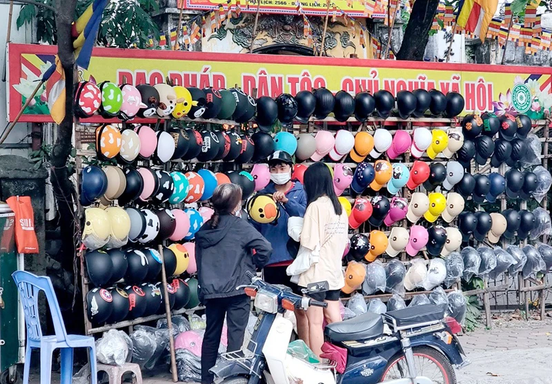 Mũ bảo hiểm kém chất lượng được bày lẫn với mũ bảo hiểm tốt để bán cho người tiêu dùng.