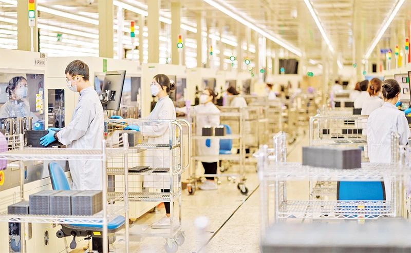 Các kỹ sư đang làm việc trong nhà máy Intel Products Việt Nam tại Khu Công nghệ cao Thành phố Hồ Chí Minh.