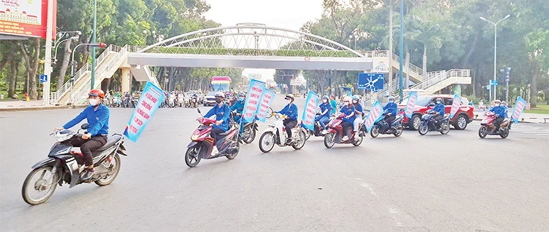 Thanh niên quận Phú Nhuận trong một hoạt động tuyên truyền bảo vệ môi trường. (Ảnh CTV)