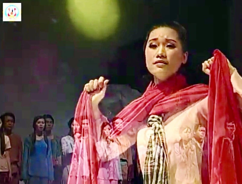 Nghệ sĩ Hương Giang vào vai chị Sứ trong vở nhạc kịch "Hai người mẹ".