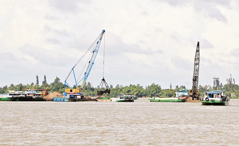 Khai thác cát trên sông Tiền, đoạn thuộc thành phố Cao Lãnh, tỉnh Đồng Tháp phục vụ xây dựng.