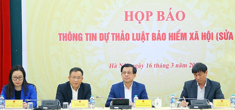 Bộ Lao động-Thương binh và Xã hội họp báo thông tin về dự thảo Luật Bảo hiểm xã hội (sửa đổi). (Ảnh GIÁP TỐNG)