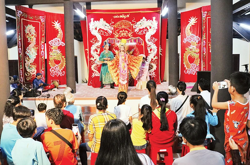 Mặc dù ra đời sớm nhất nhưng giờ đây "Hát bội" ngày càng ít người thưởng thức.