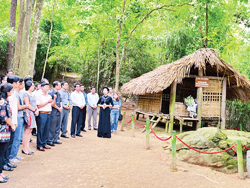 Du khách tham quan di tích lịch sử lán Nà Nưa, nơi Chủ tịch Hồ Chí Minh đã ở và lãnh đạo Tổng khởi nghĩa Tháng Tám năm 1945.