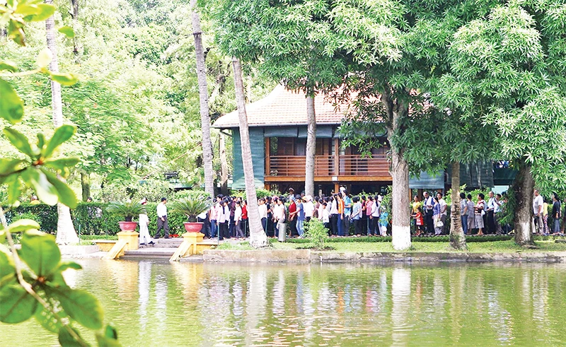 Người dân thăm nhà sàn trong Phủ Chủ tịch, nơi Bác Hồ từng sống và làm việc. (Ảnh AN THÀNH ĐẠT) 