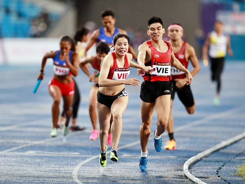 Các VĐV điền kinh Việt Nam nỗ lực thi đấu, đoạt nhiều HCV tại SEA Games 32. (Ảnh DŨNG PHƯƠNG)