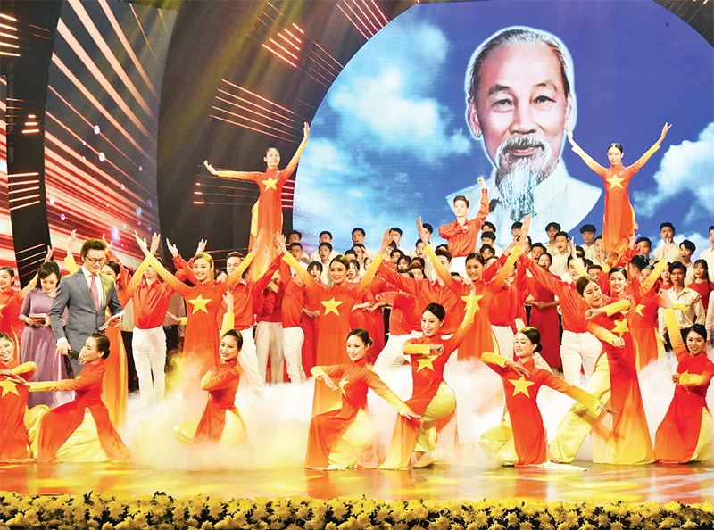 Chương trình ca múa nhạc tại Lễ trao giải thưởng sáng tác, quảng bá tác phẩm văn học, nghệ thuật , báo chí về chủ đề Học tập và làm theo tư tưởng, đạo đức, phong cách Hồ Chí Minh. Ảnh | TRẦN HẢI