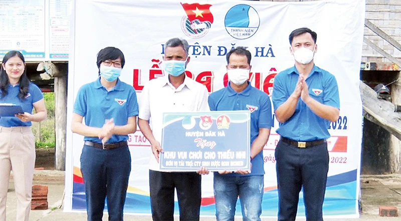 A Trung (thứ hai từ phải qua) tích cực trong phong trào thanh thiếu nhi của địa phương.