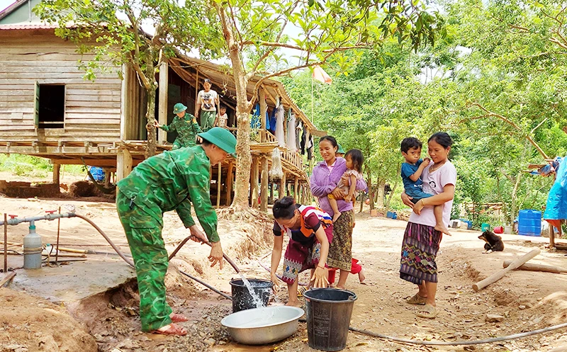 Cán bộ, chiến sĩ Đồn Biên phòng Cồn Roàng khoan giếng cung cấp nước sạch cho người dân bản Cà Roòng 2, xã Thượng Trạch (Bố Trạch, Quảng Bình). 