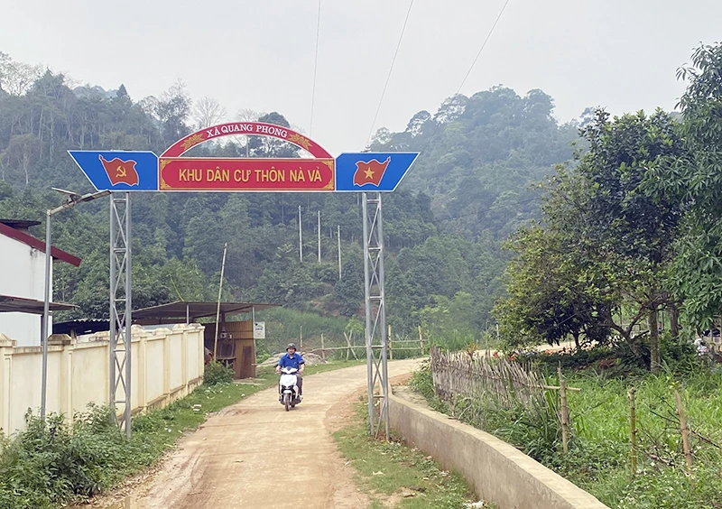 Nhờ sự tiên phong, gương mẫu của các đảng viên, đường vào thôn Nà Vả, xã Quang Phong (huyện Na Rì, Bắc Kạn) được bê-tông hóa.