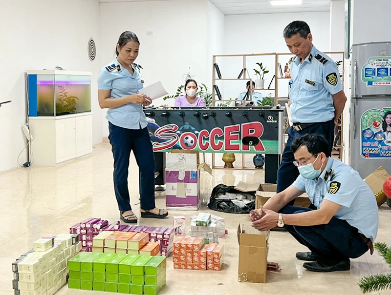Đội quản lý thị trường số 24 (Cục Quản lý thị trường Hà Nội) kiểm tra cơ sở kinh doanh thực phẩm chức năng giả trên không gian mạng tại Tòa nhà Time Coffee, huyện Hoài Đức. (Ảnh QUYÊN LƯU)