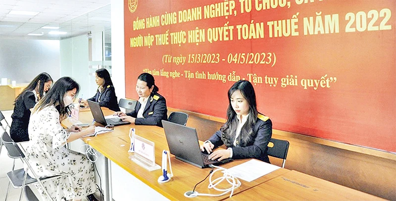 Làm thủ tục quyết toán thuế năm 2022 tại Cục Thuế thành phố Hà Nội. (Ảnh HƯƠNG XUÂN)