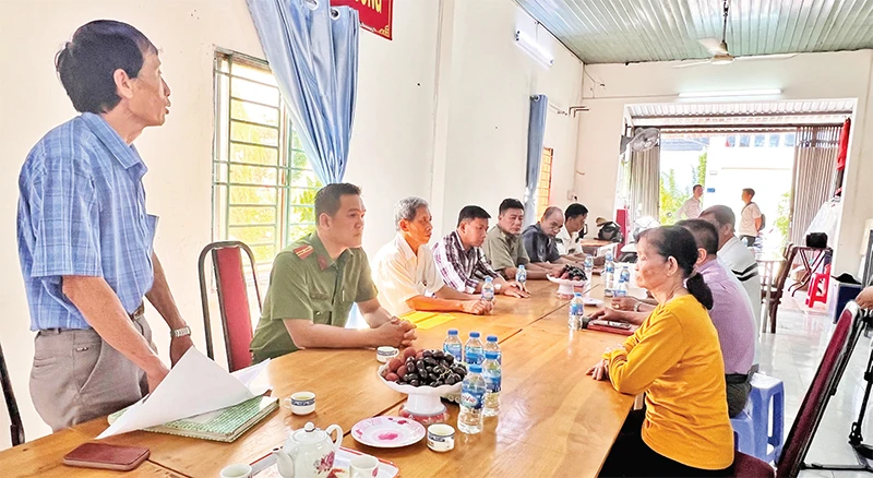 Tổ công tác hòa giải Khu phố 11, Phường 14 họp bàn giải quyết một vụ việc xảy ra trên địa bàn.