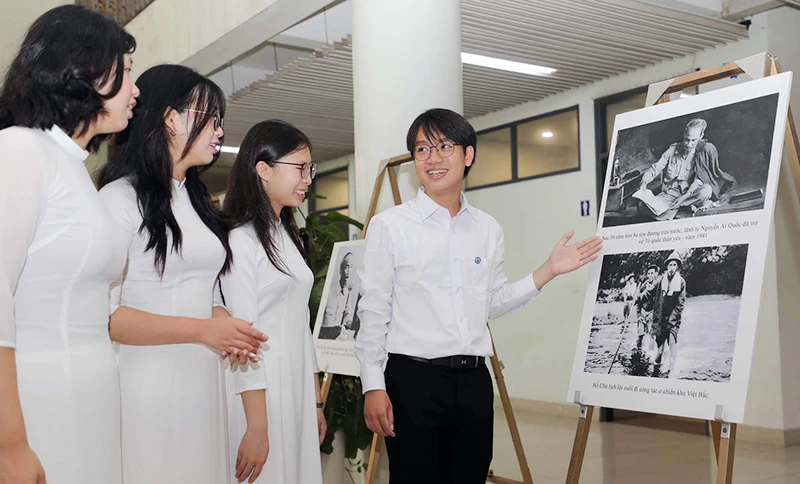 Học sinh Đặng Đình Trường (ngoài cùng bên phải) chia sẻ với các bạn về cách học môn Lịch sử hiệu quả.