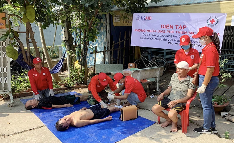 Hội Chữ thập đỏ tỉnh An Giang triển khai diễn tập phòng ngừa, ứng phó thiên tai, thực hành tình huống sơ cấp cứu ban đầu cho người bị nạn.