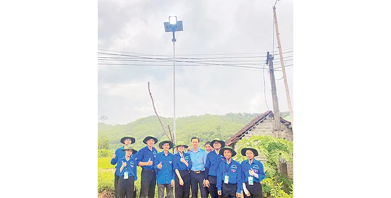Công trình thanh niên "Đèn năng lượng mặt trời" hoàn thành giúp người dân xã Mậu Đức đi lại vào buổi tối dễ dàng hơn.