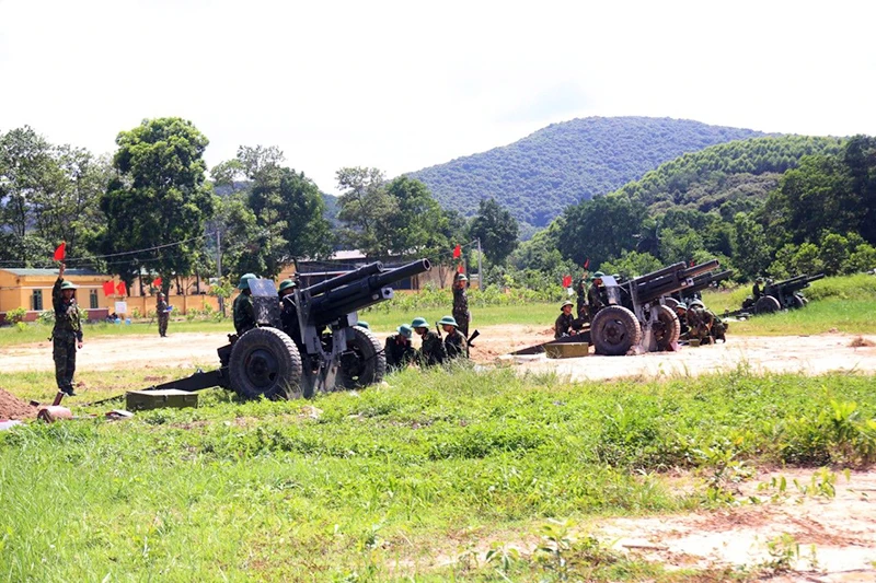 Cán bộ, chiến sĩ khẩu đội pháo lựu 105 mm, Đại đội 6, Tiểu đoàn 2, Lữ đoàn Pháo binh 454 (Quân khu 3) luyện tập trên thao trường.