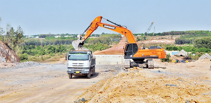 Người dân xã Tân Tiến, huyện Đồng Phú, Bình Phước đã hiến đất để làm tuyến đường số 4.