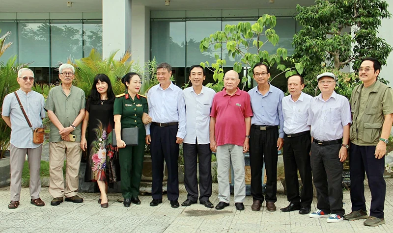 Một số nhà văn tham dự Trại sáng tác văn học về đề tài "Lực lượng vũ trang-Chiến tranh cách mạng" năm 2023.