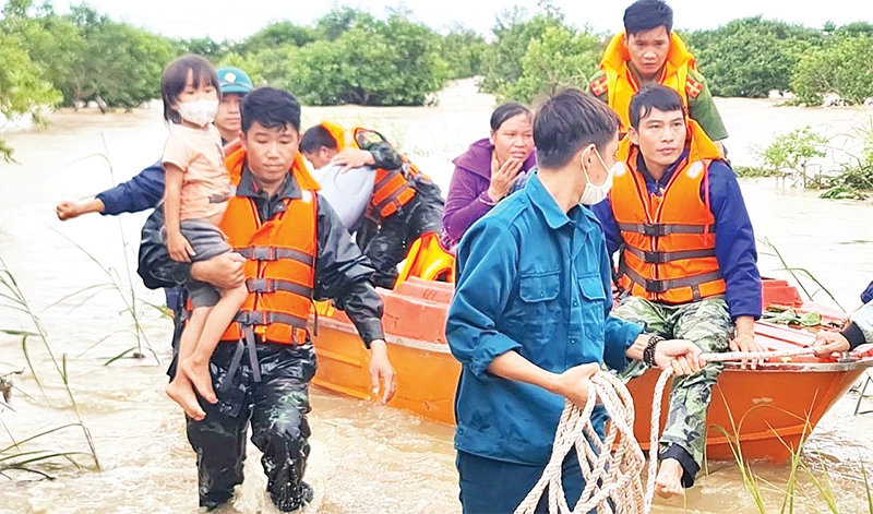 Lực lượng chức năng huyện Ea Súp di dời người dân vùng lũ đến nơi an toàn.