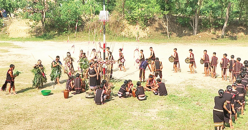 Biểu diễn chiêng, xoang trong ngày lễ hội.