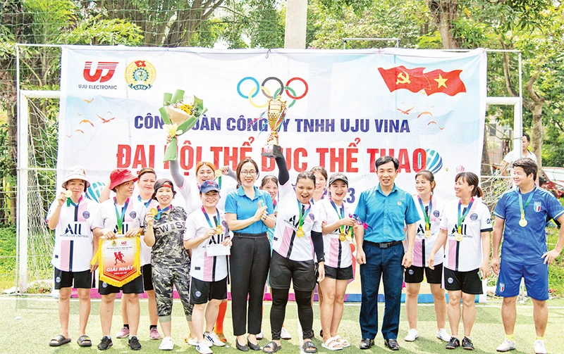 Đại diện Công đoàn Các khu công nghiệp tỉnh Vĩnh Phúc chúc mừng giải thể thao Công ty Uju Vina. 