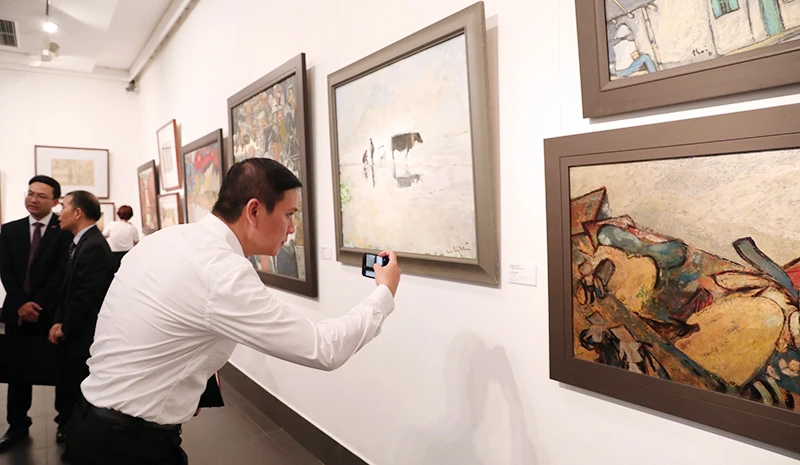 Trải nghiệm ứng dụng iMuseum tại Bảo tàng Mỹ thuật Việt Nam. (Ảnh KHIẾU MINH)