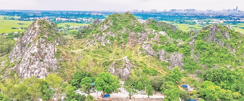 Nằm không xa trung tâm thành phố, núi Trầm là địa chỉ du lịch thu hút nhiều bạn trẻ.