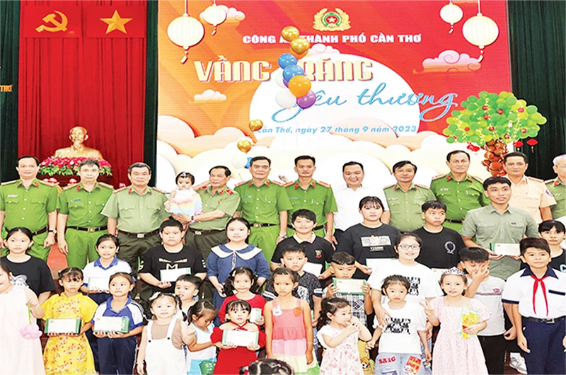 Công an thành phố Cần Thơ tổ chức đón Trung thu cho trẻ mồ côi.