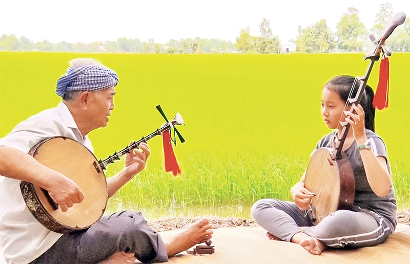 Nghệ nhân Đỗ Văn Trọng (thị xã Giá Rai) truyền nghề cho con cháu.
