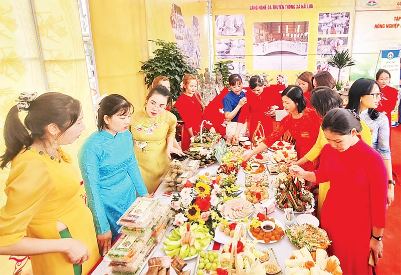 Sản vật làng quê được giới thiệu tại Làng văn hóa kiểu mẫu Hòa Bình, xã Hải Lựu.