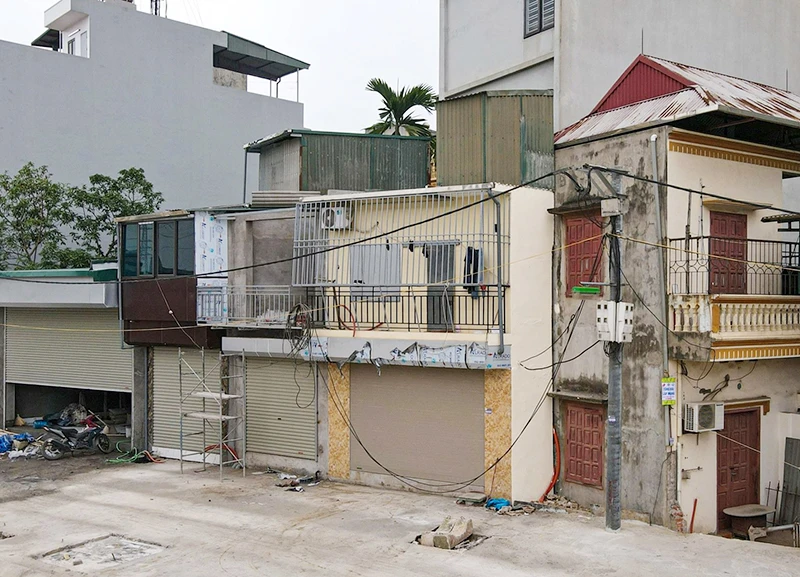 Những ngôi nhà "siêu mỏng, siêu méo" xuất hiện nhiều ở thành phố Hà Nội có nguyên nhân từ những bất cập trong quá trình thu hồi đất, hỗ trợ tái định cư. (Ảnh DUY LINH) 