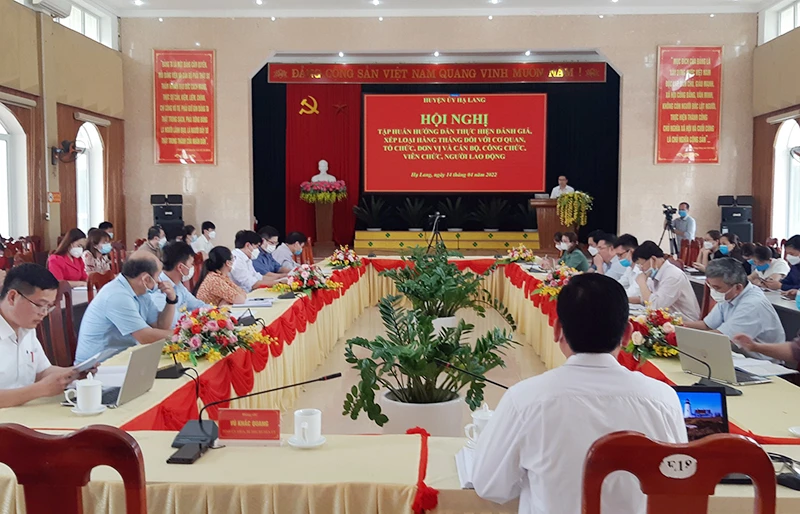 Huyện ủy Hạ Lang (Cao Bằng) tập huấn hướng dẫn đánh giá, xếp loại hằng tháng đối với cơ quan, tổ chức, đơn vị và cán bộ công chức, viên chức, người lao động.