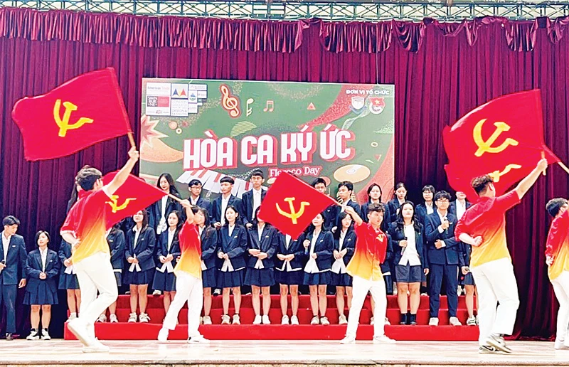 Tổ chức các phong trào, hoạt động đoàn và giáo dục chính trị tư tưởng tại các trường THPT góp phần tạo nguồn phát triển đảng viên trong học sinh.