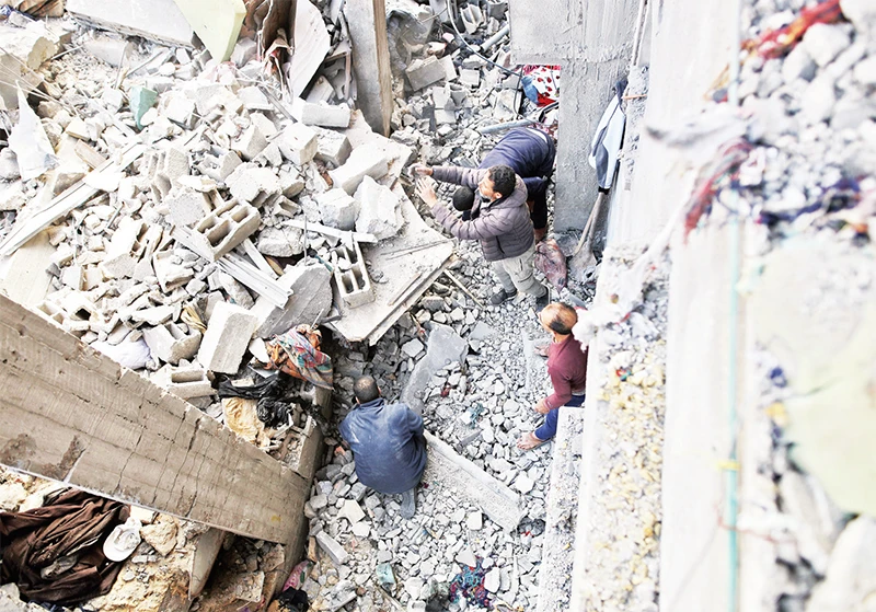 Cảnh tượng đổ nát sau cuộc không kích của Israel vào Dải Gaza. (Ảnh TÂN HOA XÃ)