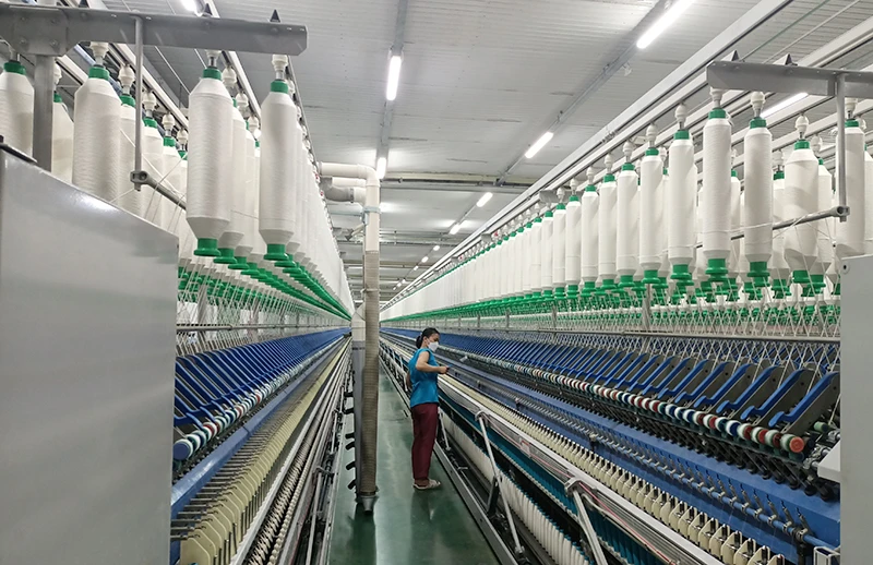 Sản xuất sợi tại Tổng công ty cổ phần Dệt may Hà Nội.