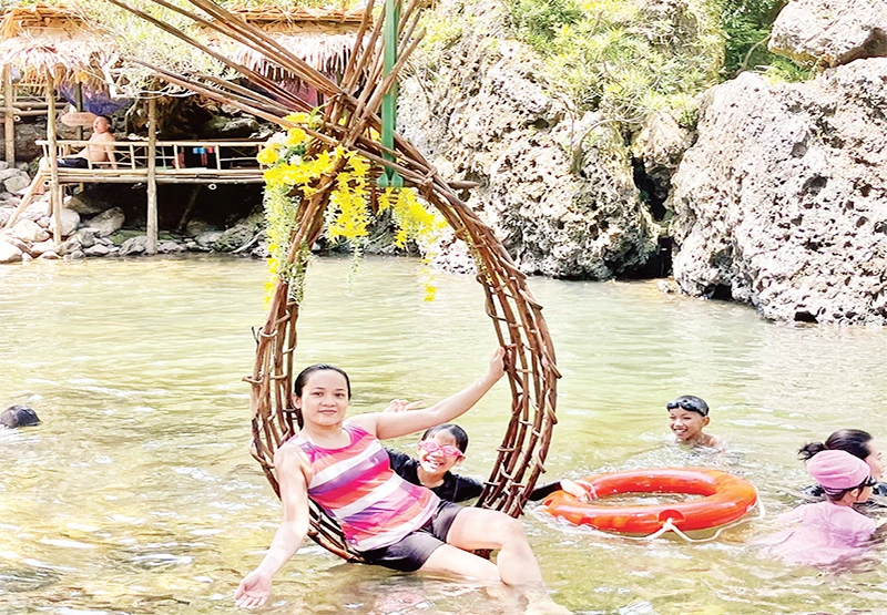 Suối A Lào, thôn Tà Lao, xã Tà Long, huyện Đakrông (Quảng Trị) là điểm du lịch sinh thái lý tưởng.