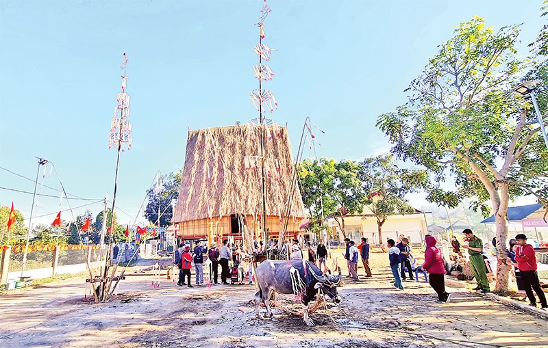Cây nêu trong Lễ mừng nhà rông mới của người Hà Lăng.