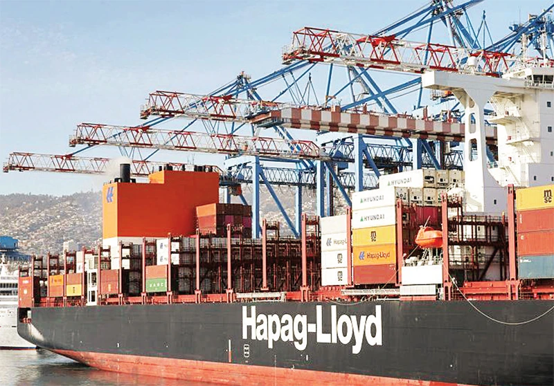 Căng thẳng trên Biển Đỏ khiến nhiều tàu hạn chế đi qua kênh đào Suez. (Ảnh REUTERS)