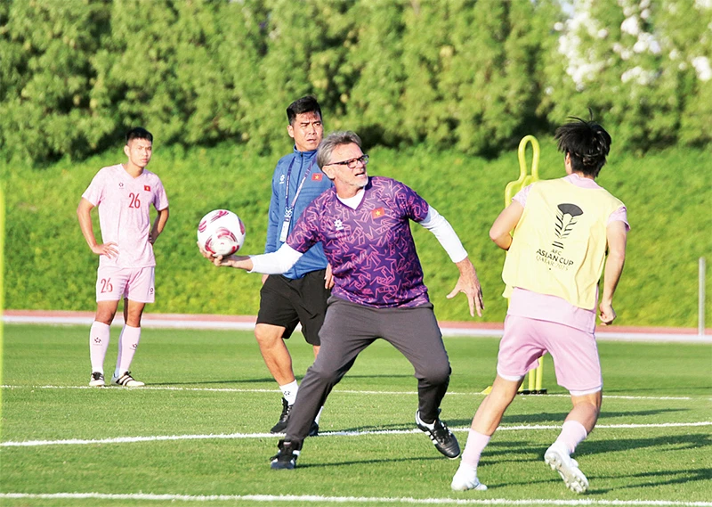 Huấn luyện viên Philippe Troussier trong buổi tập của đội tuyển Việt Nam tại Qatar. 